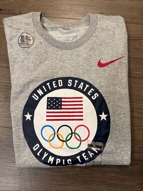 🆕 Nike Gray United States Olympic Team T-Shirt with Red Swoosh. M. NWT!🔥